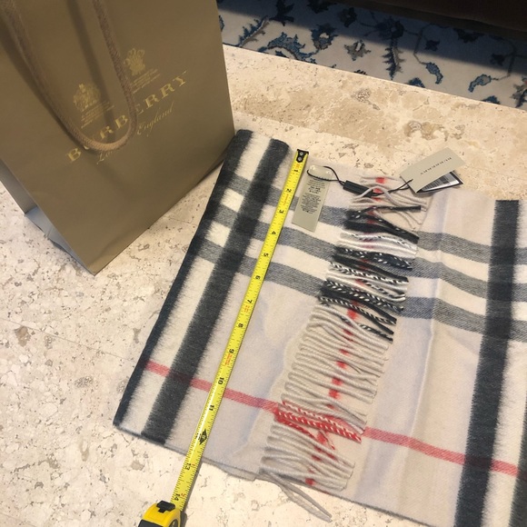 ❌SOLD❌NWT Authentic Burberry Cashmere Scarf - Picture 2 of 7